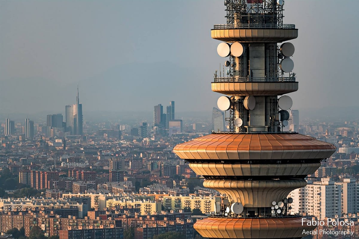La torre Telecom di Rozzano, coprotagonista di Febbre, romanzo autobiografico di Jonathan Bazzi