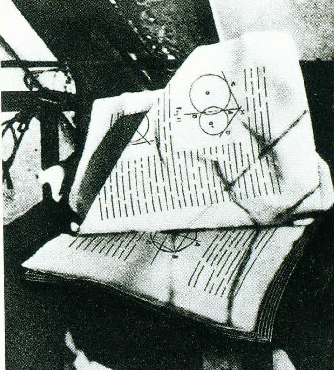 In 2666, nella parte di Amalfitano, il secondo dei cinque libri, l'uomo appende un libro di geometria a un filo per stendere i panni, come Duchamp